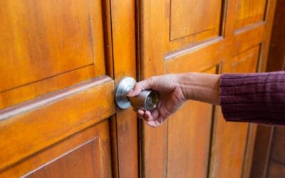Un claquage de porte à Nîmes ? Choisir un serrurier rapide